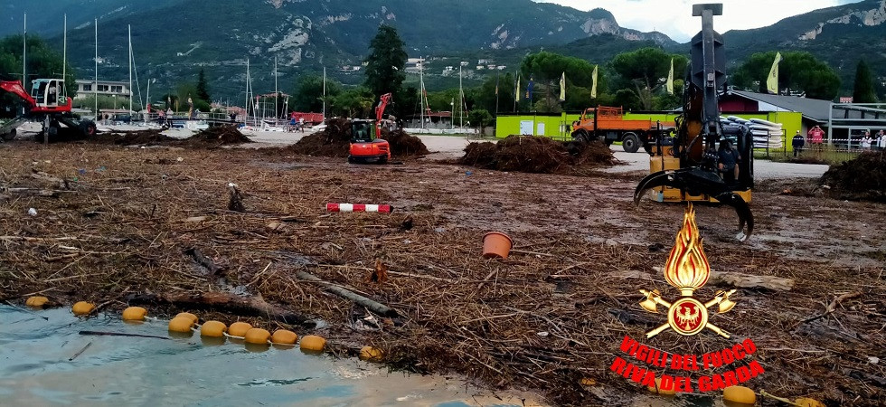 Con la piena del Sarca 300 tonnellate di legname finiscono nel Garda